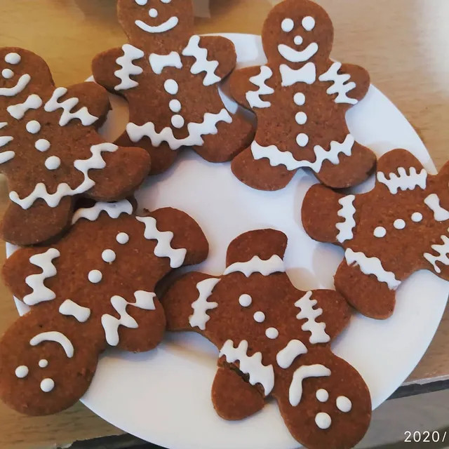Galletas de jengibre decoradas con glasé blanco