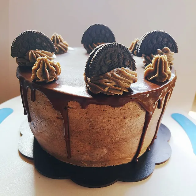 Torta de chocolate decorada con galletas y crema